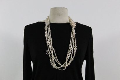 CHANEL CHANEL 

Important long necklace in fancy pearls of different sizes decorated...