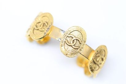CHANEL CHANEL 

Rigid bangle bracelet decorated with medals all signed with the emblematic...