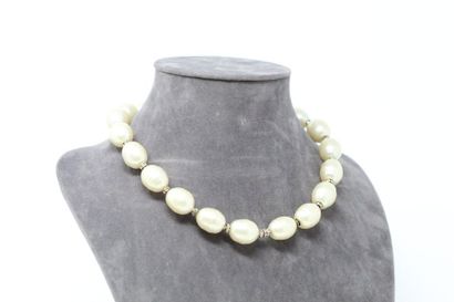 CHANEL CHANEL (Assigned to)

Alternating necklace of large fancy pearls and white...