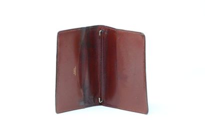 HERMES HERMES 

Burgundy leather wallet. 

Signed HERMES PARIS. 

State of use (Stains...