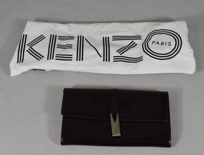KENZO KENZO

19.70 cm "Pagodon" pocket in burgundy box, central pocket with zip closure,...