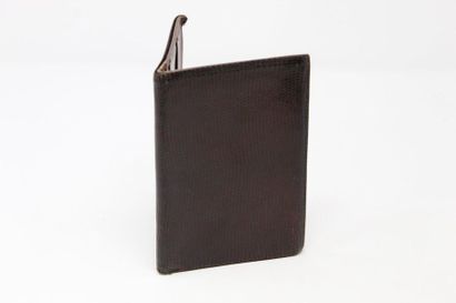 LE TANNEUR THE TANNER

Brown leather wallet with two flaps. 

Size : 15 x 11 cm....