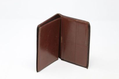 LE TANNEUR THE TANNER

Brown leather wallet with two flaps. 

Size : 15 x 11 cm....