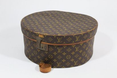 LOUIS VUITTON LOUIS VUITTON

Round shaped hatbox in leather monogrammed "LV". Inside...