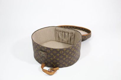 LOUIS VUITTON LOUIS VUITTON

Round shaped hatbox in leather monogrammed "LV". Inside...