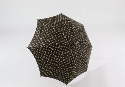 LOUIS VUITTON LOUIS VUITTON 

Cotton umbrella with wooden handle, bent handle.

Printed...