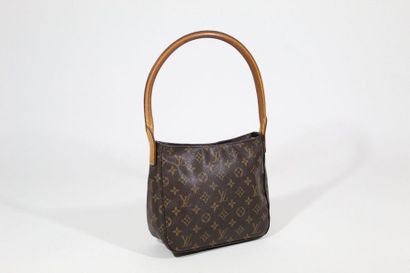 LOUIS VUITTON LOUIS VUITTON 

Bag model "Looping PM" in monogrammed canvas and natural...