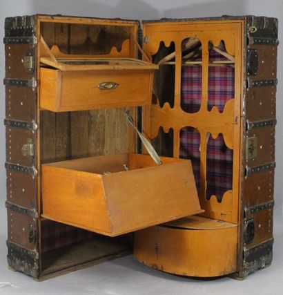 null Cabin trunk with numerous compartments. 

Circa 1920. 

Good general condition....