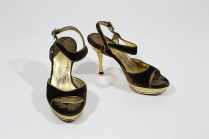 Salvatore FERRAGAMO SALVATORE FERRAGAMO

Pair of brown velvet and gold metal heel...