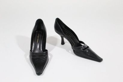 Sergio ROSSI Sergio ROSSI

Pair of black lambskin leather open pumps with square...