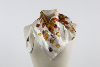 Yves Saint LAURENT YVES SAINT LAURENT 

Bi-tech silk scarf with iconic jewellery...