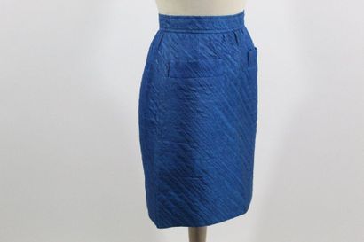 Yves Saint LAURENT YVES SAINT LAURENT Left Bank

Skirt with blue relief embellished...