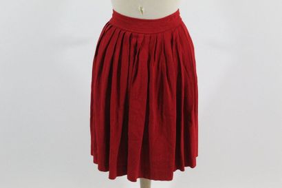 Yves Saint LAURENT YVES SAINT LAURENT Knitting 

Red pleated skirt with double hook...