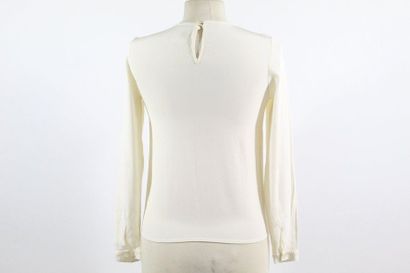 Yves Saint LAURENT YVES SAINT LAURENT Change

Off-white fluid top with neck buttoning...