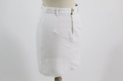 Yves Saint LAURENT YVES SAINT LAURENT Change

White cotton denim skirt, darts and...