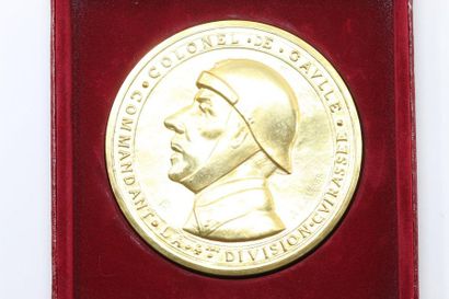 null Grande médaille en bronze dorée à l'or pur d'ap. Albert de Jaeger.

Avers :...
