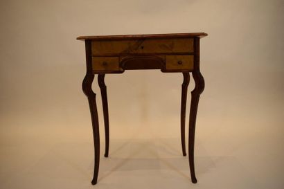 null FRENCH WORK

Dressing table in elm veneer and walnut marquetry with a rectangular...