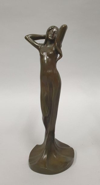 null Julien CAUSSE (1869-1909)

Jeune femme bras levés. 

Épreuve en bronze à patine...