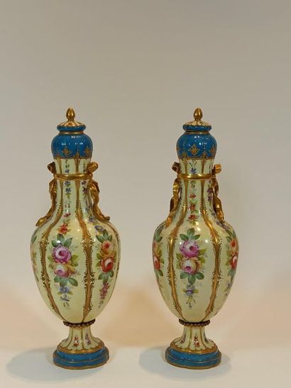 null Pair of covered porcelain vases in the taste of Old Paris, decorated with flowers,...
