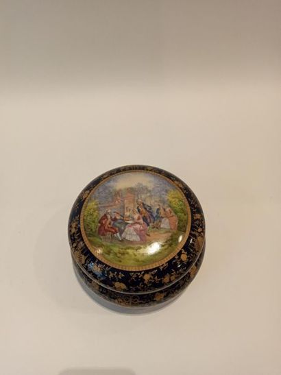 null Candy box in porcelain in the taste of Sèvres with a romantic 18th century style...