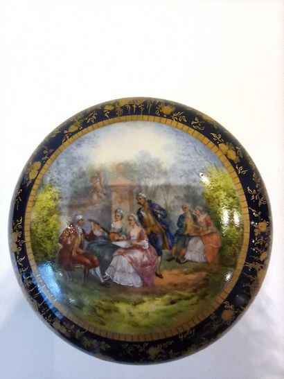 null Candy box in porcelain in the taste of Sèvres with a romantic 18th century style...