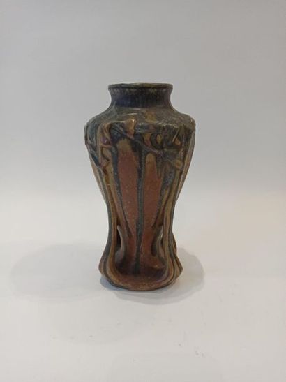 null DENBAC

Vase balustre en grès à quatre feuilles détachées en application, larges...