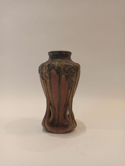 null DENBAC

Stoneware baluster vase with four detached leaves in application, large...