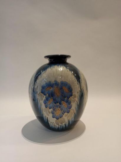 null THARAUD Camille

Vase boule en porcelaine à décor floral bleu. Signé et tampon...