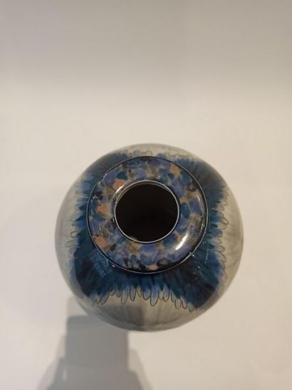 null THARAUD Camille

Vase boule en porcelaine à décor floral bleu. Signé et tampon...
