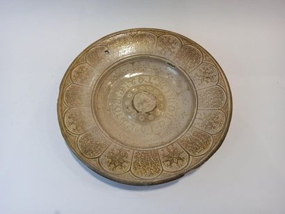 null Large Hispano-Moorish dish in lustre earthenware, Spain, 17th-18th century.

Clay...