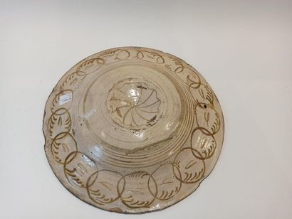 null Large Hispano-Moorish dish in lustre earthenware, Spain, 17th-18th century.

Clay...