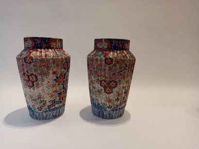 null Paire de vases en porcelaine polychrome Imari à godrons. Japon. XXe.



Ht....