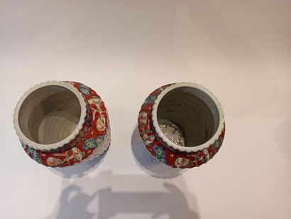 null Pair of Imari polychrome porcelain vases with gadroons. Japan. 20th century.



Ht.:...