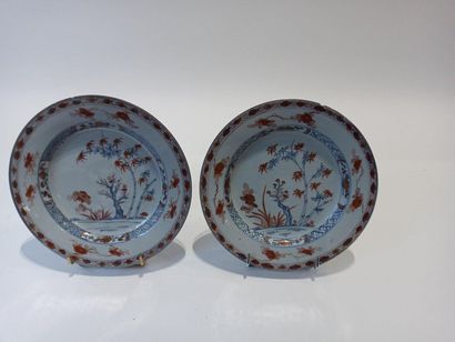 null CHINE Compagnie des Indes

Deux assiettes rondes en porcelaine à décor polychrome...