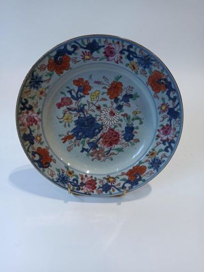 null COMPANY OF INDIA, 18th century. Porcelain plate with polychrome decoration of...