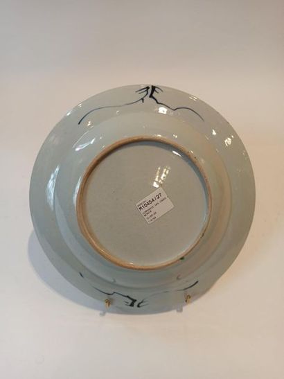 null COMPAGNIE DES INDES, XVIIIe siècle. Assiette en porcelaine à décor polychrome...