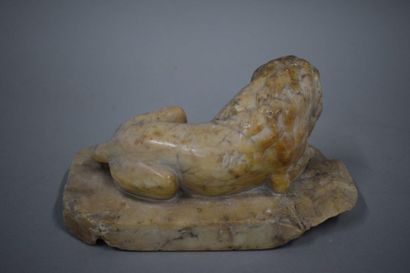 null Sculpture en marbre représentant un lion couché

accidents et manques (particulièrement...