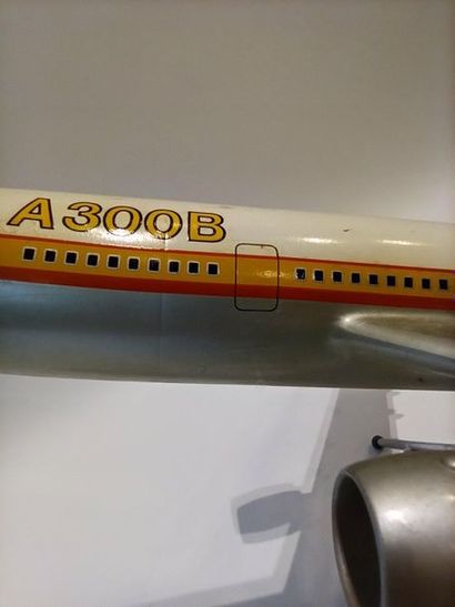 null AIRBUS A300 1/100° scale counter model in resin on metal base, French manufacture.



L....