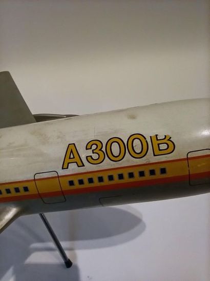 null AIRBUS A300 maquette de comptoir à l'échelle 1/100° en résine sur socle métallique,...