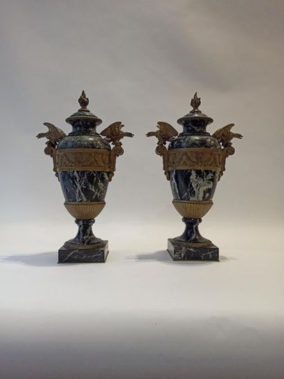null Pair of ornamental baluster-shaped vases in black marble with richly chiseled...