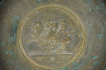 null Barbedienne, coupe en bronze argentée à décor central de deux cavaliers, les...