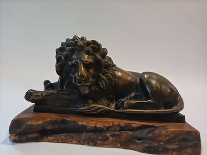 null Lion allongé en bronze, sur un socle en bois. 



Ht. : 8 cm