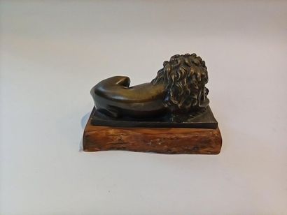 null Lion allongé en bronze, sur un socle en bois. 



Ht. : 8 cm