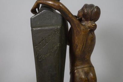 null FEBRARI Raphaël (?-1928)

Groupe en bronze à patine verte et médaille figurant...