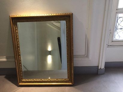 null Rectangular mirror, bevelled glass, gilded wood frame. 20th century.

Size (frame)...