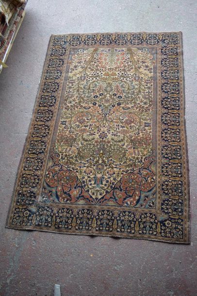 null Esfahan (IRAN), early 20th century.

Dimensions:199 x 132 cm

Technical characteristics:...