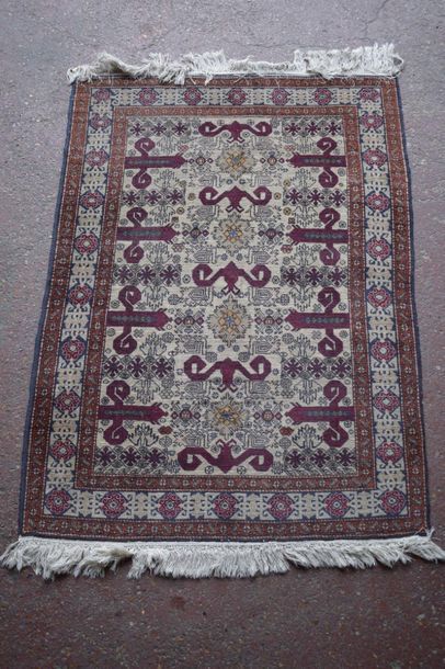 null Shirvan carpet (AZERBAIJAN), circa 1980. Dimensions: 150 x 105 cm

Technical...