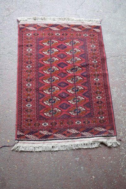 null Tapis Tekke Boukhara (RUSSIE), Vers 1975.

Dimensions: 121 x 87 cm.

Caractéristiques...