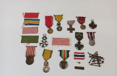 Bel ensemble de onze médailles militaires...