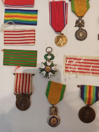 null Bel ensemble de onze médailles militaires dont Première Guerre Mondiale ( WW1...